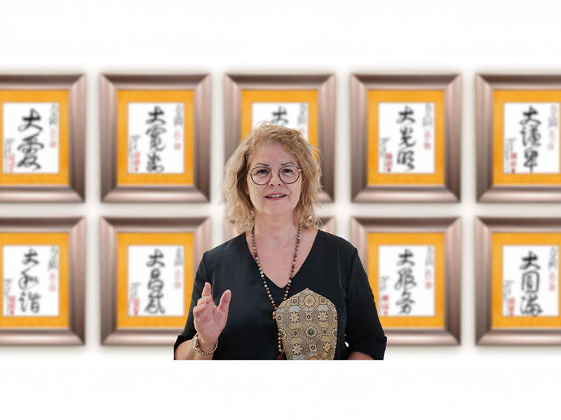 Dolorès Francey DuHanMin - Devant le Mur de Lumière